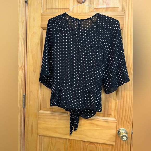 Beautiful black with white polka dot pattern Vince Camuto size small blouse - Picture 3 of 4